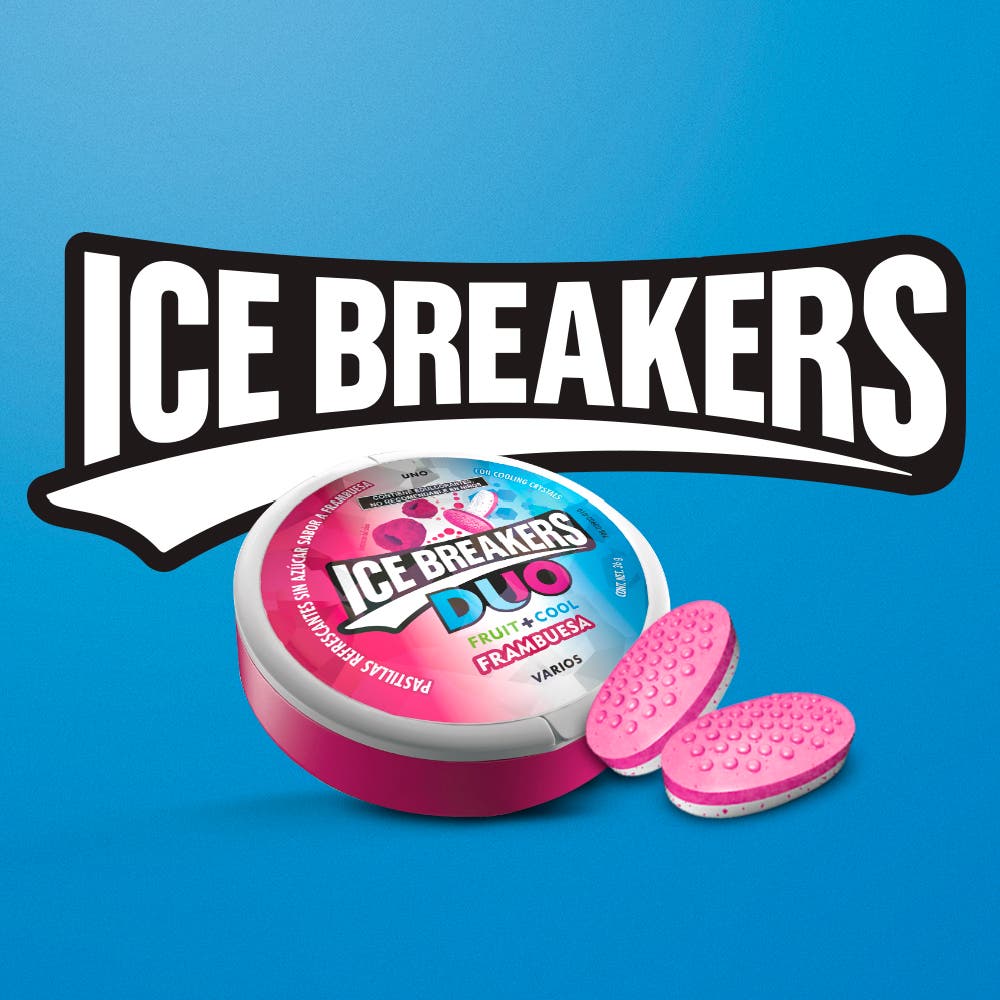 Se ve el logo de ICE BREAKERS y frente al logo se encuentra el empaque de ICE BREAKERS Duo sabor Frambuesa, con dos pastillas fuera del empaque.