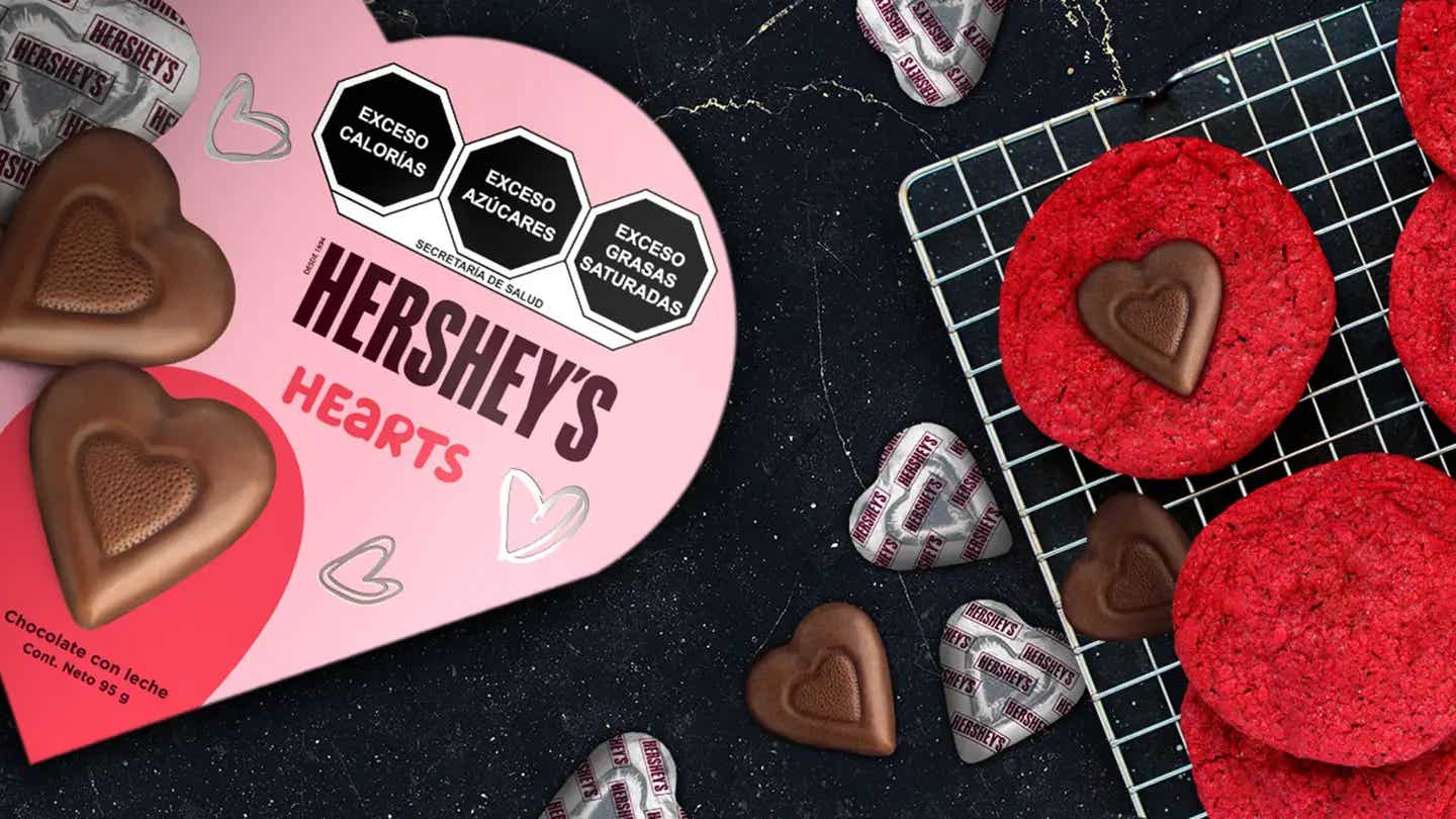 Polvorones red velvet con HERSHEY'S HEARTS Chocolate con Leche